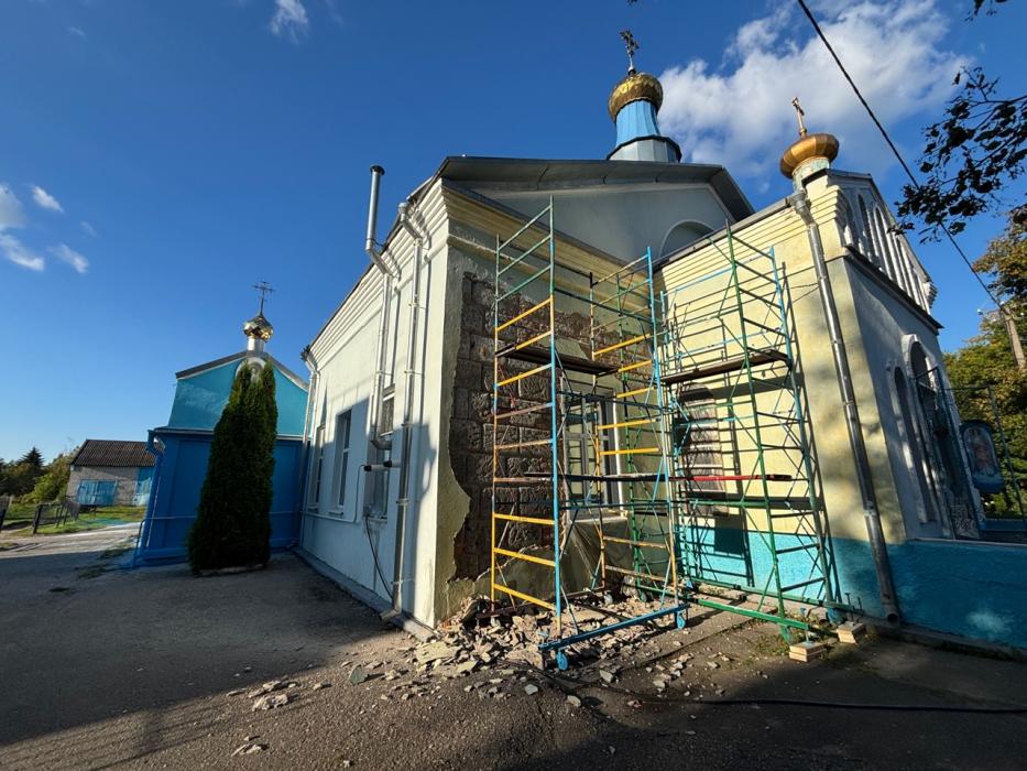 В Дедовичах продолжается ремонт храма Покрова пресвятой Богородицы