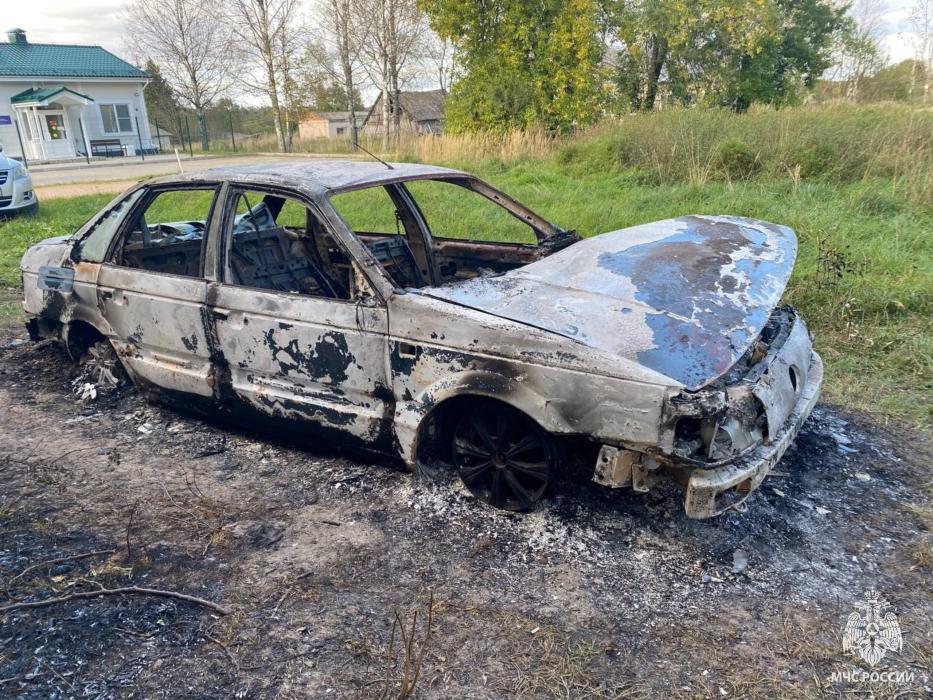 Два автомобиля сгорели в Псковской области за сутки