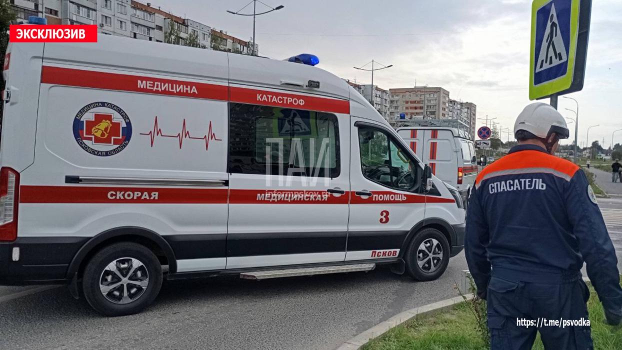 58-летняя женщина пострадала при столкновении скутера и автомобиля в Пскове