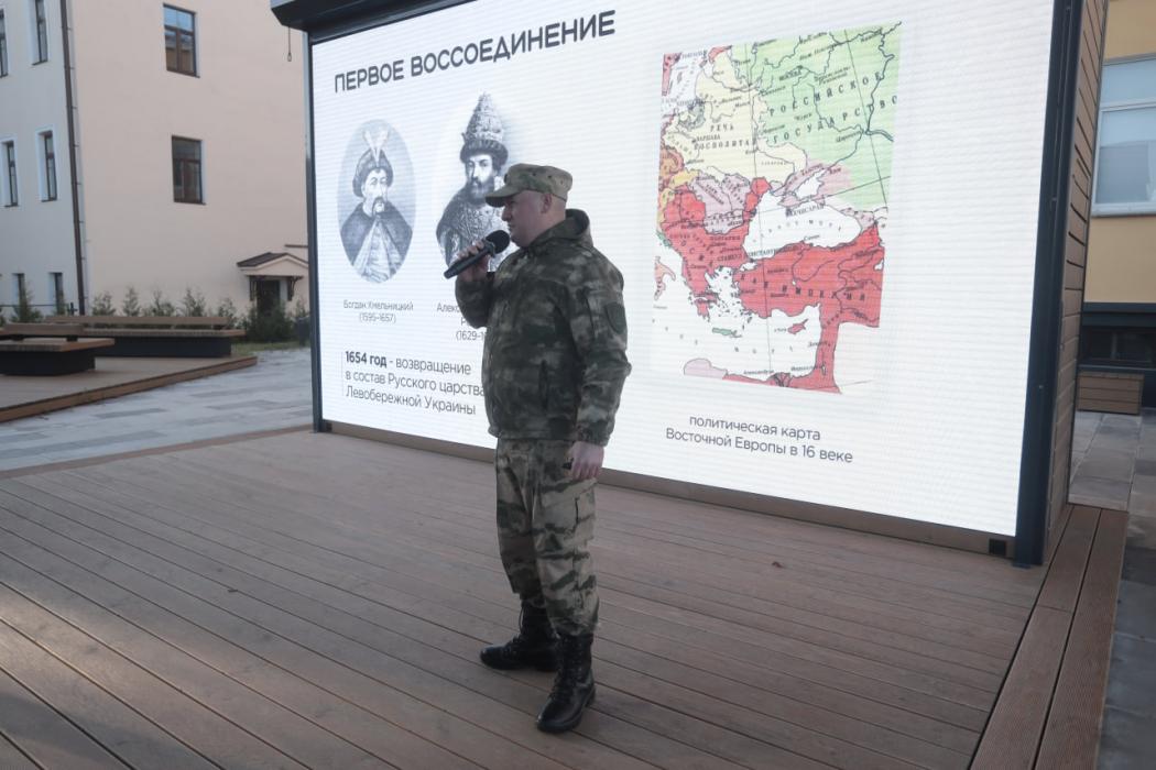 Откровенный разговор о воссоединении Донбасса и Новороссии с Россией прошёл в псковском парклете «Эфир»