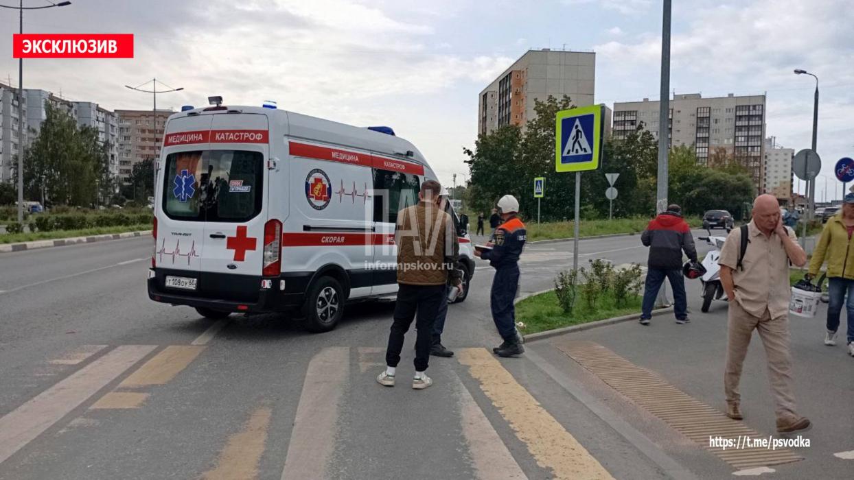 58-летняя женщина пострадала при столкновении скутера и автомобиля в Пскове
