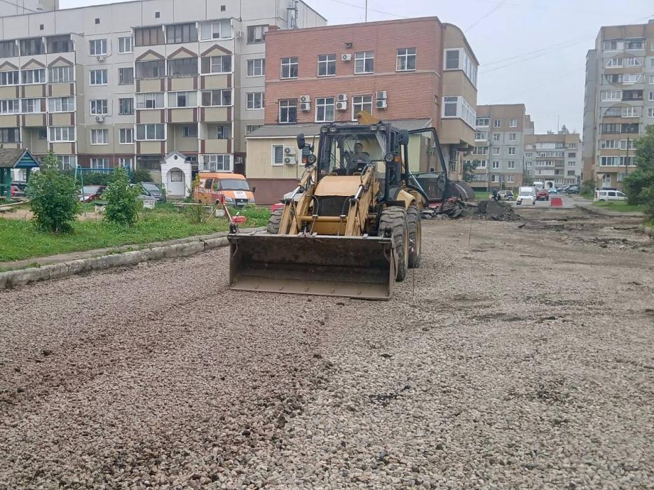 К ремонту дорог вблизи жилых домов приступили на улице Рокоссовского № 30 и № 32