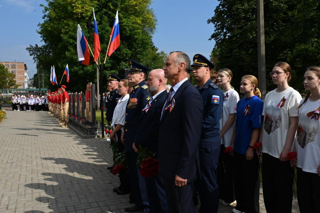 Стелу в честь Героя России Владислава Макарова открыли в Невеле