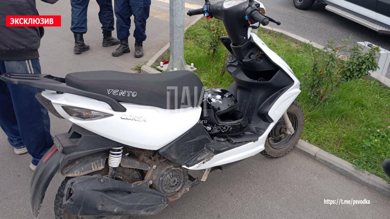 58-летняя женщина пострадала при столкновении скутера и автомобиля в Пскове