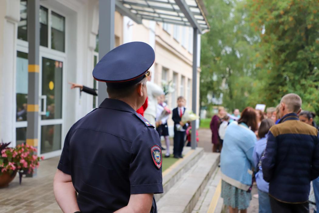 Праздничные линейки проходят в школах Псковской области под охраной полиции