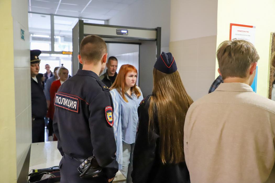 Праздничные линейки проходят в школах Псковской области под охраной полиции