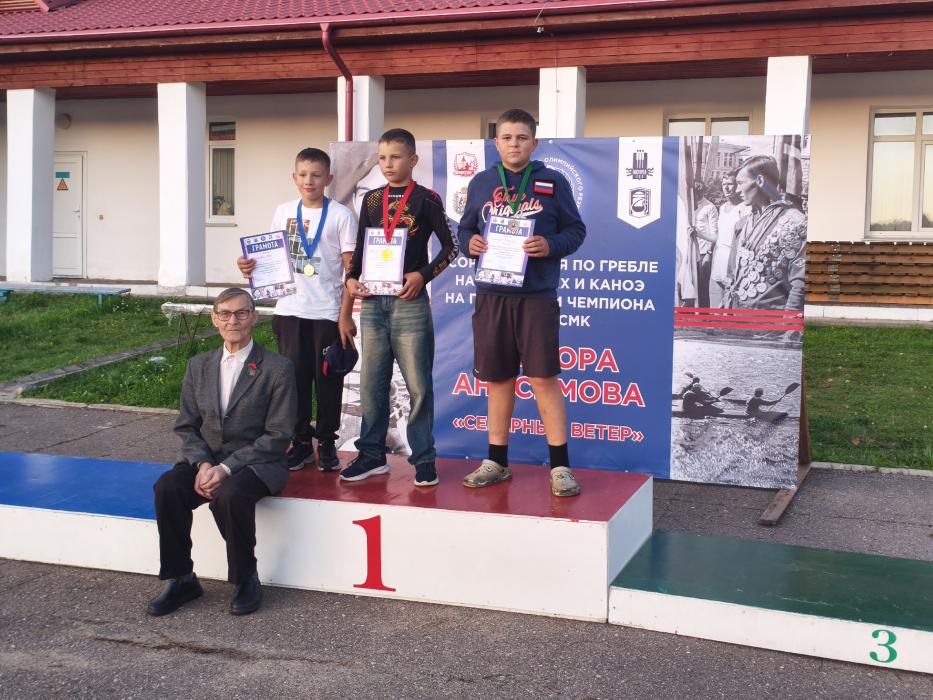 Псковичи выиграли медали чемпионата и первенства Великого Новгорода по гребле на байдарках и каноэ