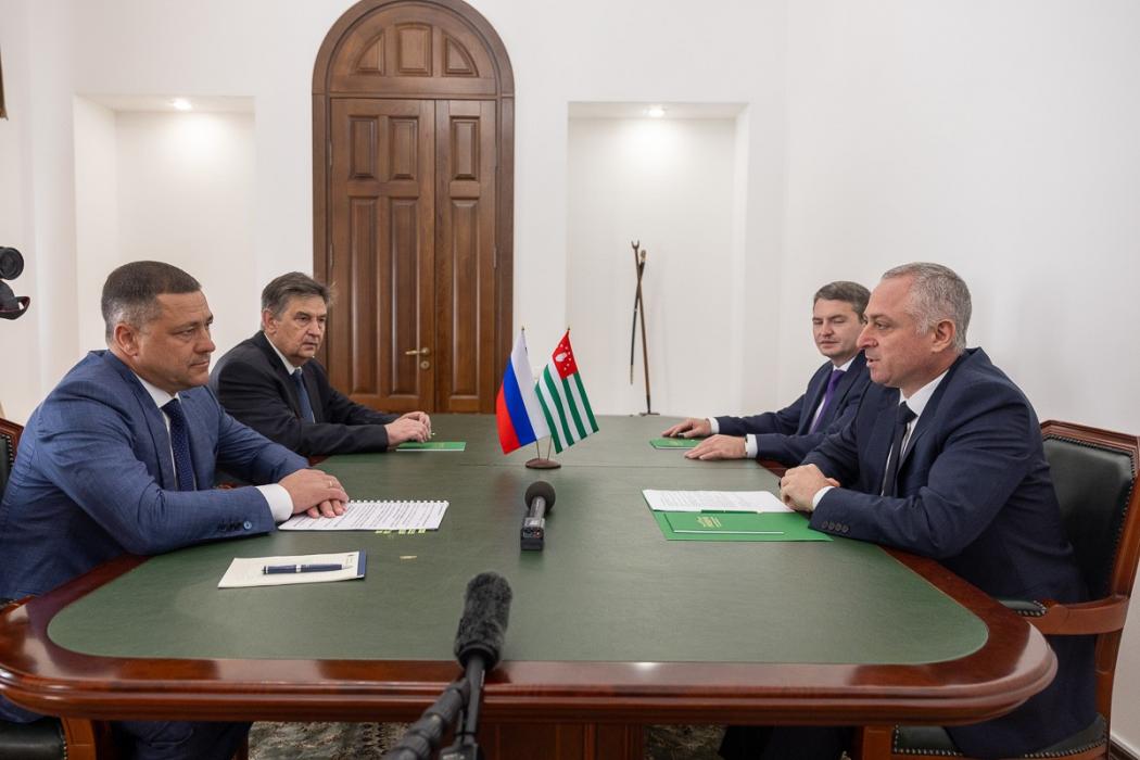 Михаил Ведерников на встрече с президентом Абхазии