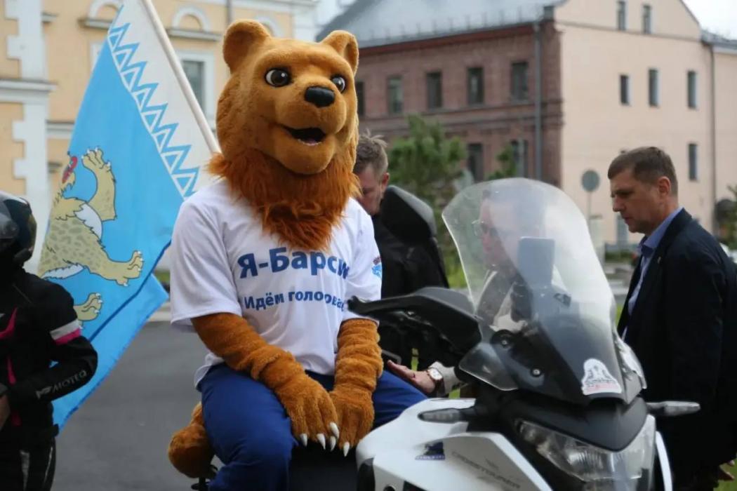 Барсик на мотоцикле отправился на избирательные участки Пскова