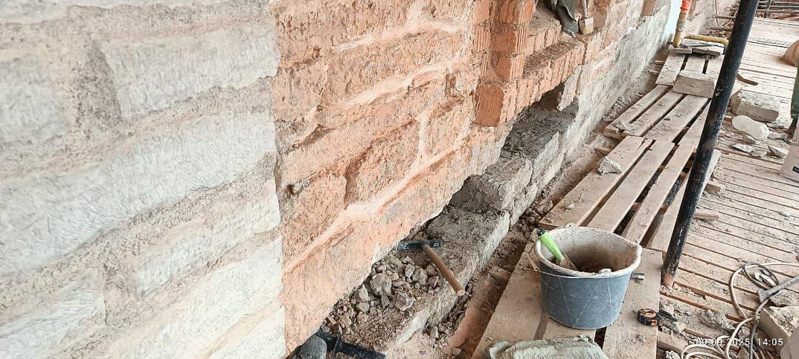 В Стефановской церкви Мирожского монастыря завершено нанесение штукатурного покрытия на барабан купола