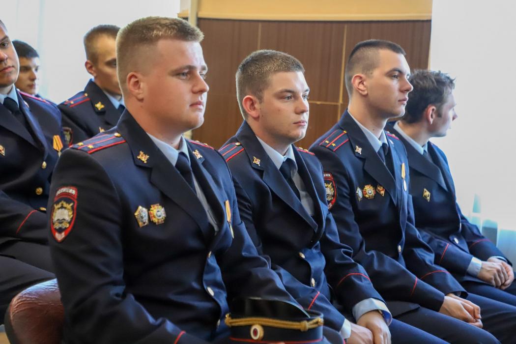 Более 30 выпускников ведомственных вузов пополнили ряды полицейских Псковской области