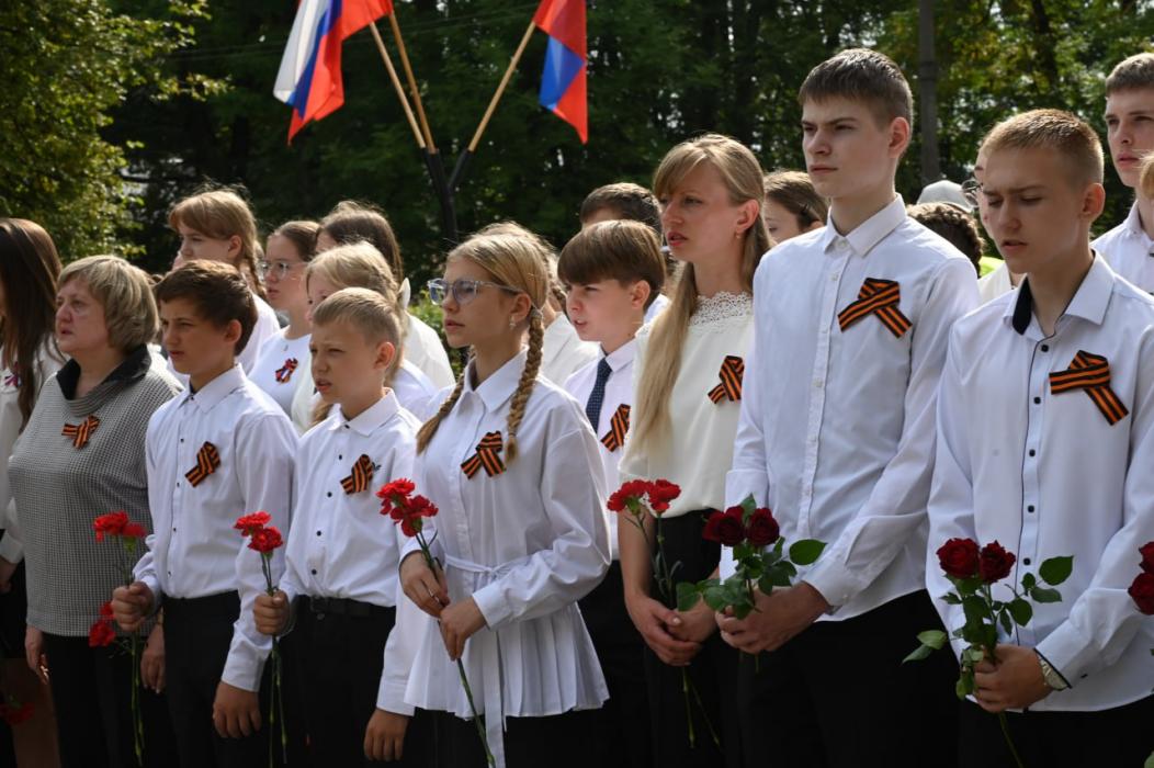 Стелу в честь Героя России Владислава Макарова открыли в Невеле
