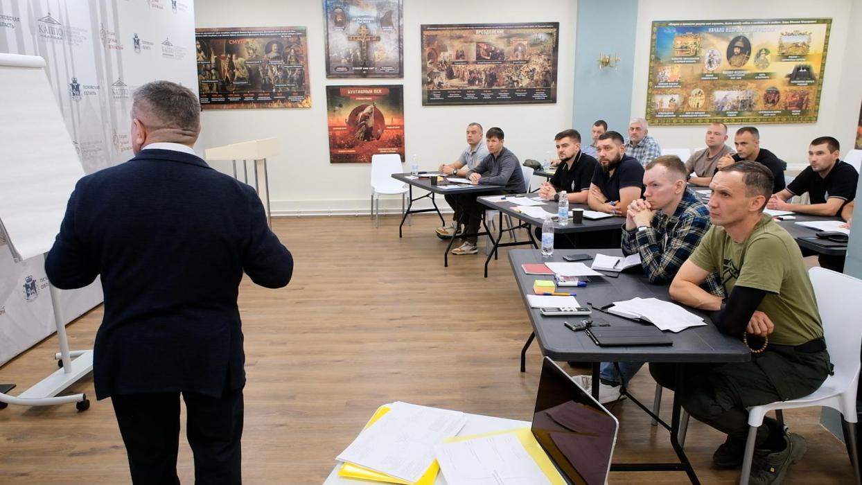 Лекцию о развитии местного самоуправления в России прослушали участники программы «Герои земли Псковской»