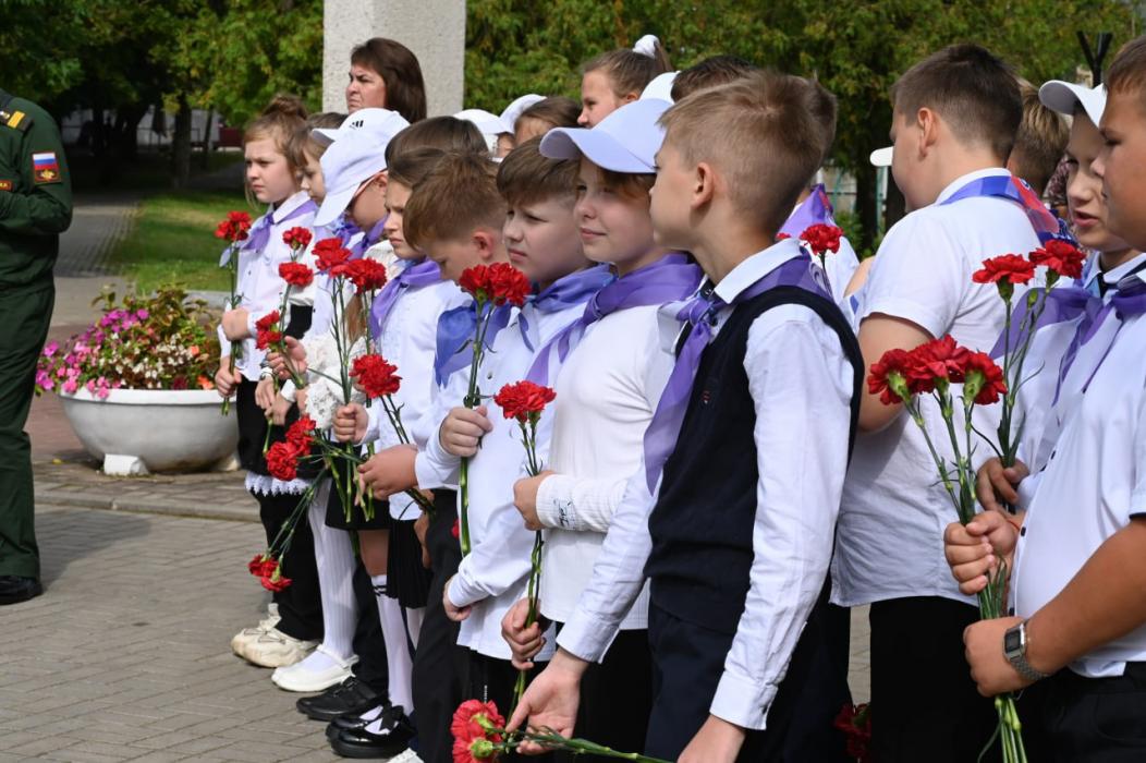 Стелу в честь Героя России Владислава Макарова открыли в Невеле
