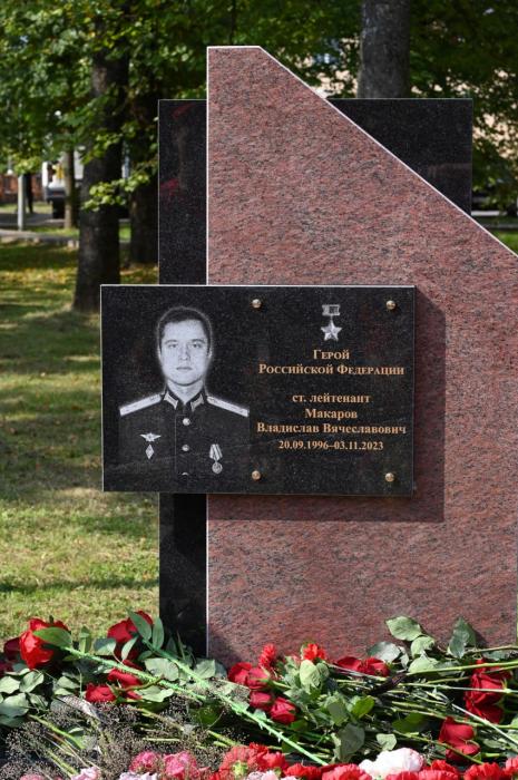 Стелу в честь Героя России Владислава Макарова открыли в Невеле