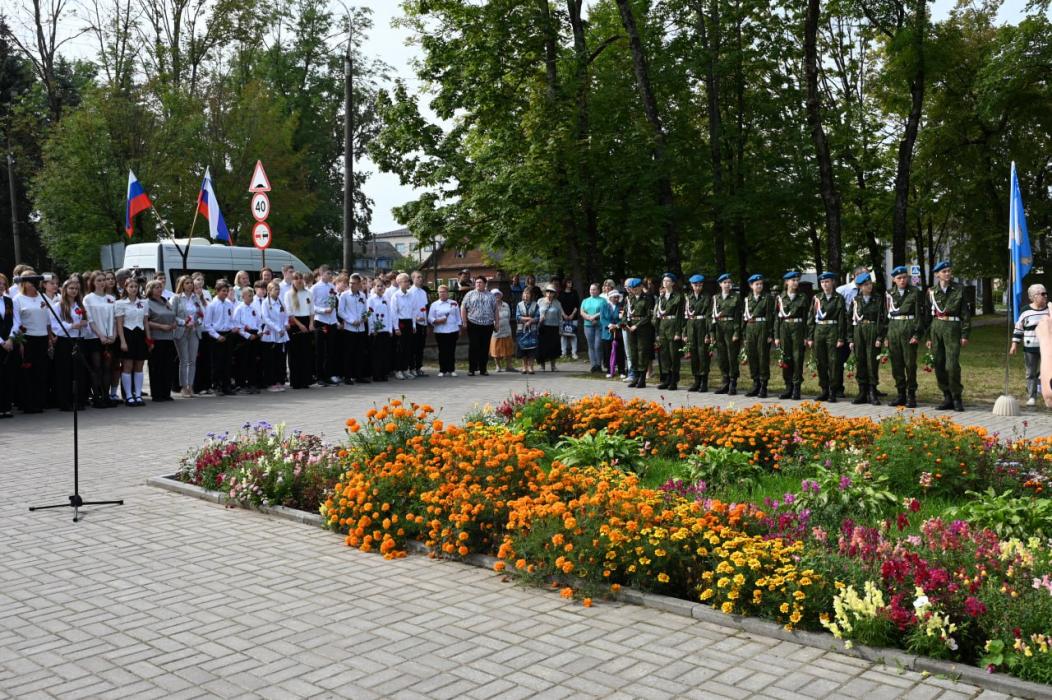 Стелу в честь Героя России Владислава Макарова открыли в Невеле
