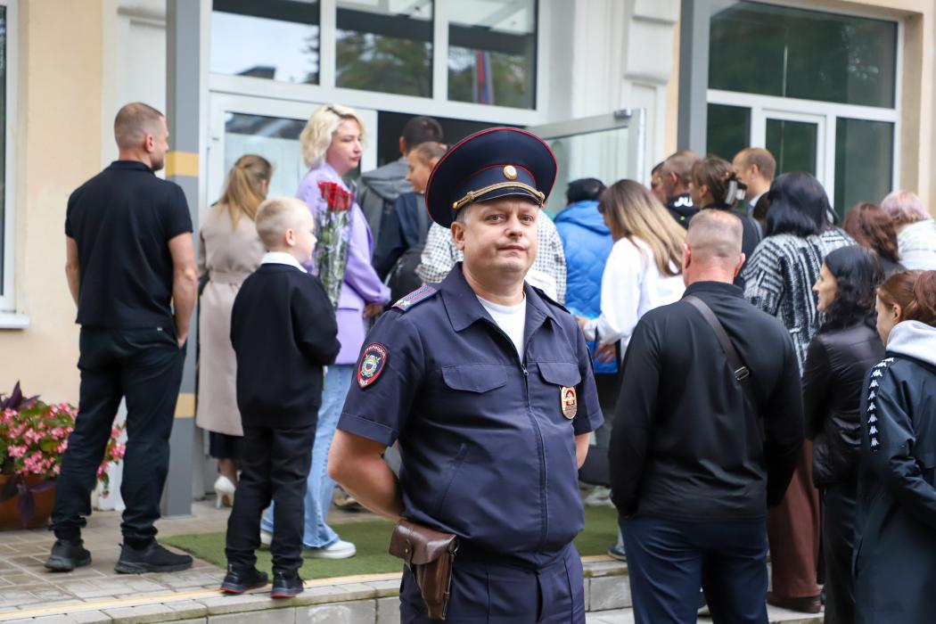 Праздничные линейки проходят в школах Псковской области под охраной полиции