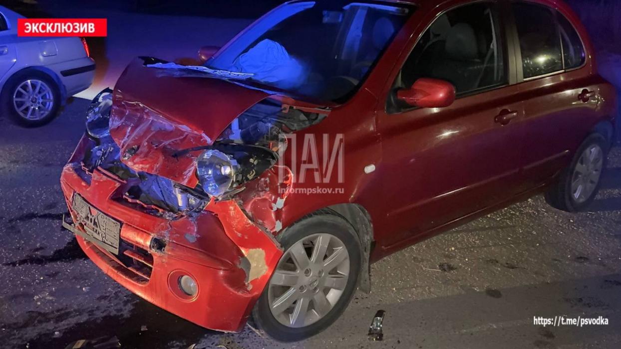 ​Лобовое столкновение автомобилей произошло в Пскове