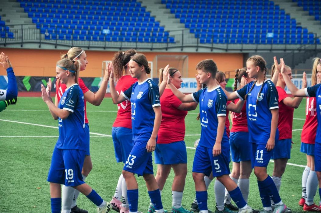 Псковские футболистки выиграли серебро первенства СЗФО
