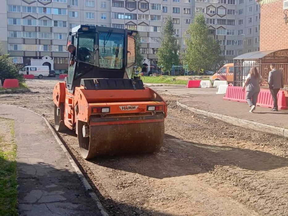 К ремонту дорог вблизи жилых домов приступили на улице Рокоссовского № 30 и № 32