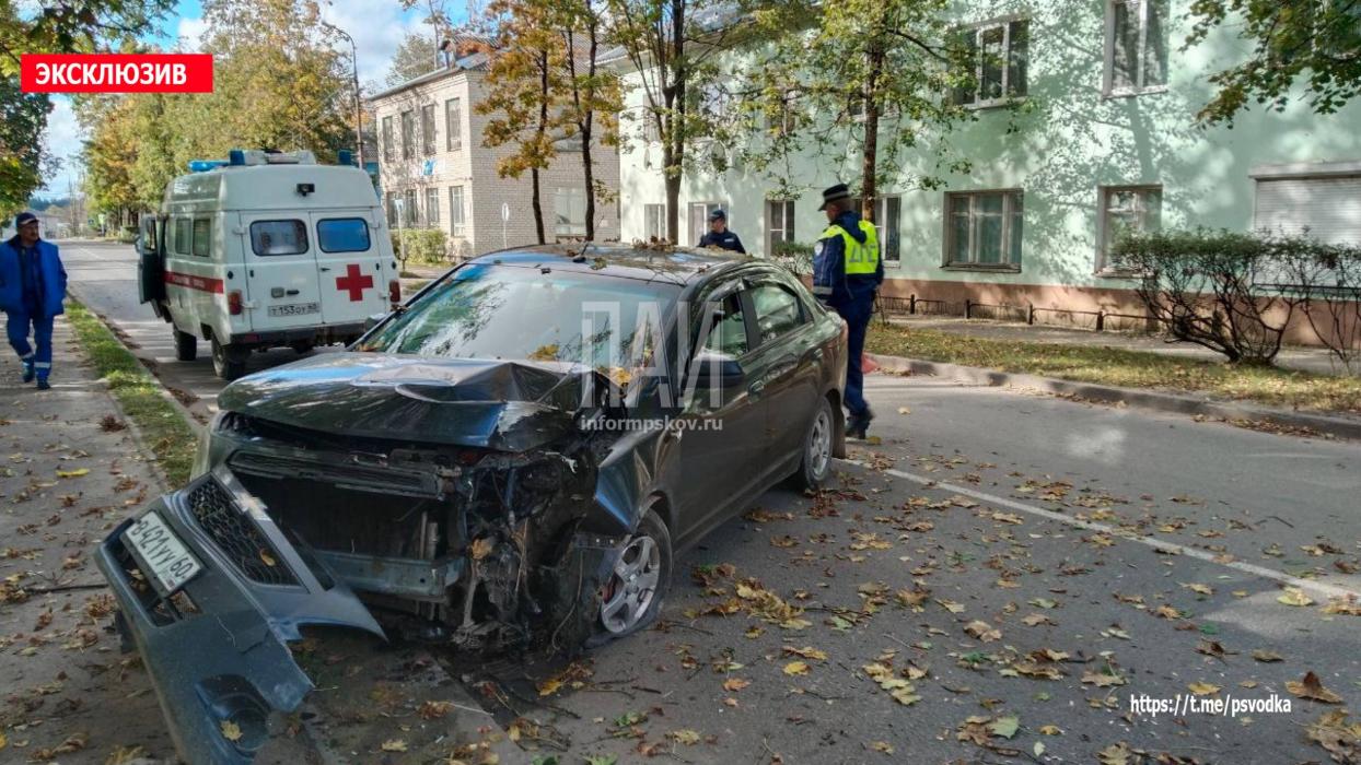 Автомобиль протаранил дерево в Стругах Красных 