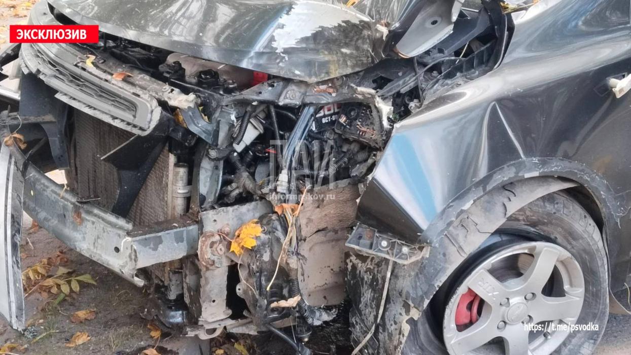 Автомобиль протаранил дерево в Стругах Красных 