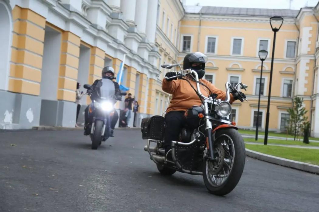 Барсик на мотоцикле отправился на избирательные участки Пскова