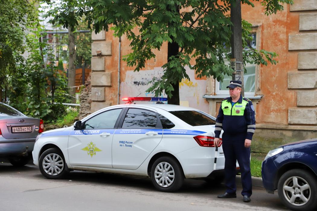 Праздничные линейки проходят в школах Псковской области под охраной полиции