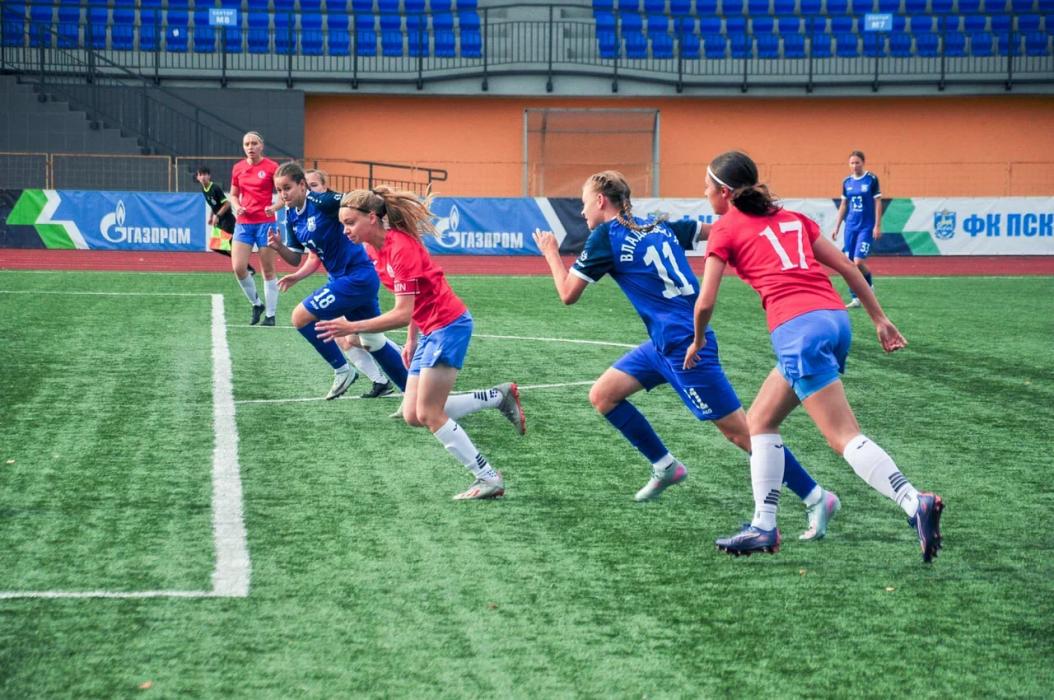 Псковские футболистки выиграли серебро первенства СЗФО