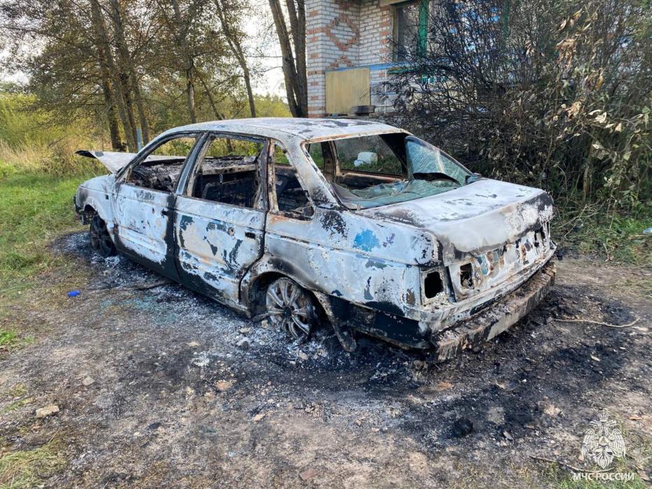 Два автомобиля сгорели в Псковской области за сутки
