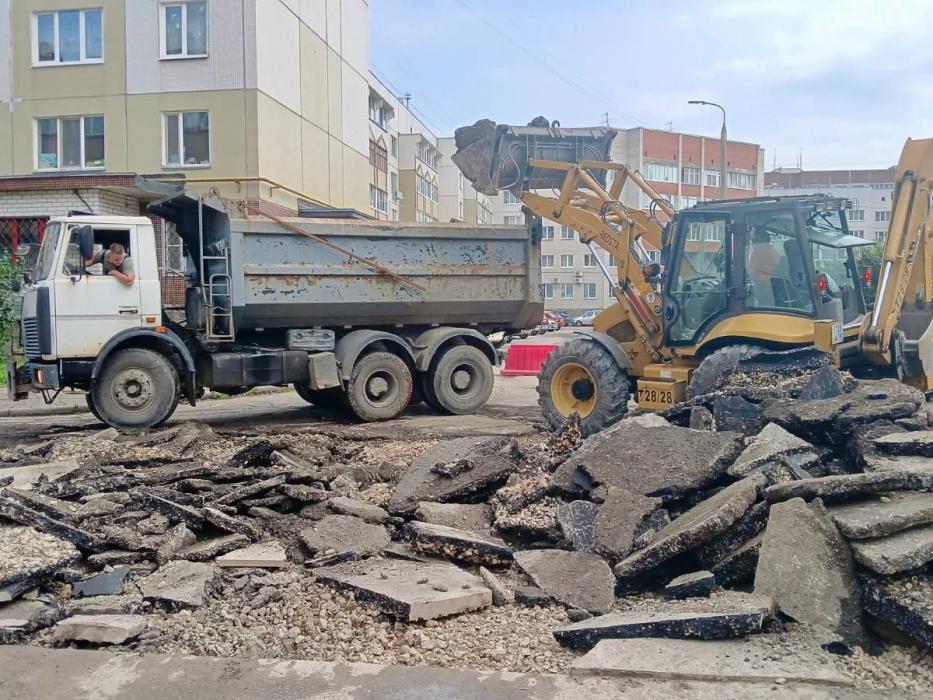 К ремонту дорог вблизи жилых домов приступили на улице Рокоссовского № 30 и № 32