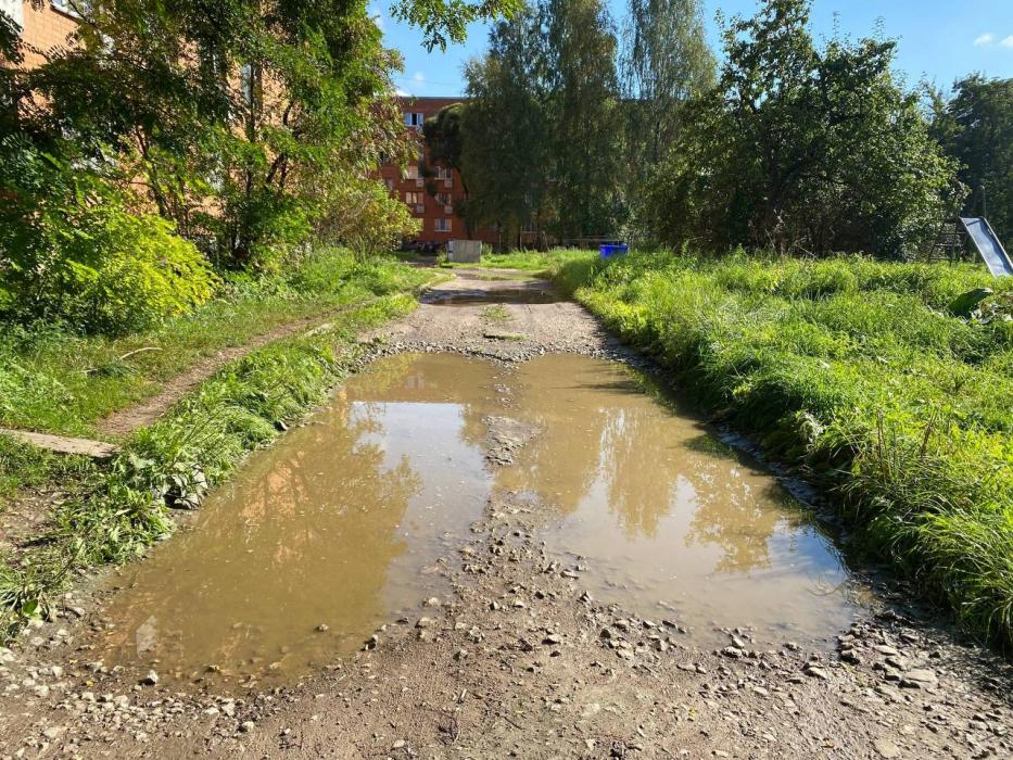 К ремонту дорог вблизи жилых домов приступили на улице Рокоссовского № 30 и № 32
