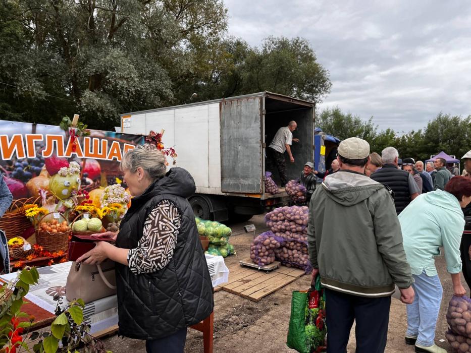 Производители из семи регионов России и Белоруссии представили свою продукцию на ярмарке в Невельском районе 