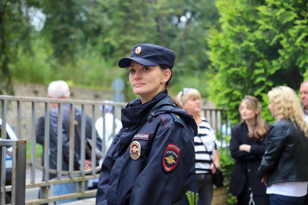 Праздничные линейки проходят в школах Псковской области под охраной полиции