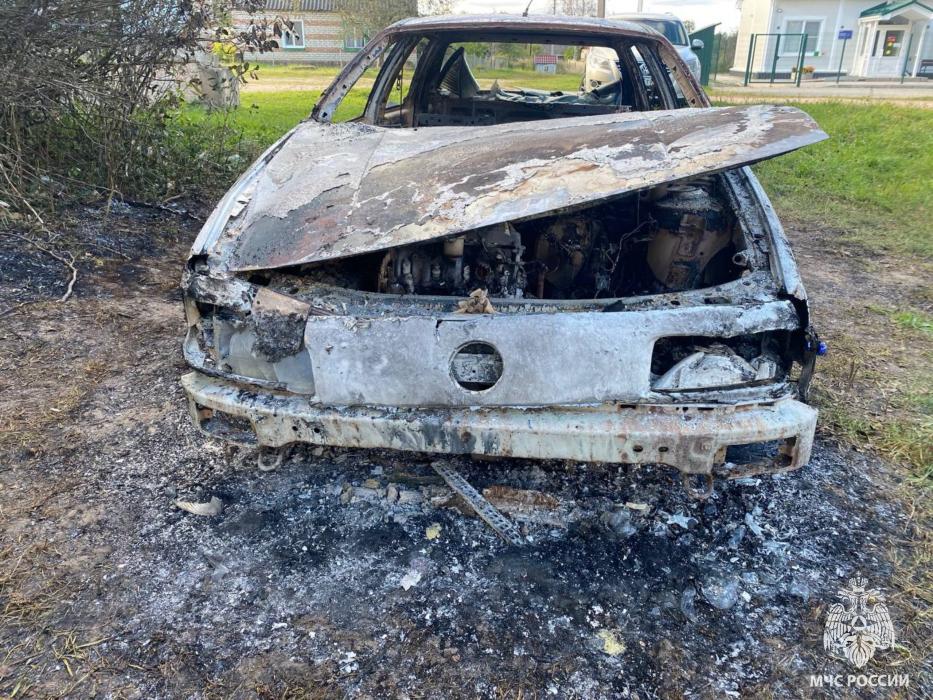 Два автомобиля сгорели в Псковской области за сутки