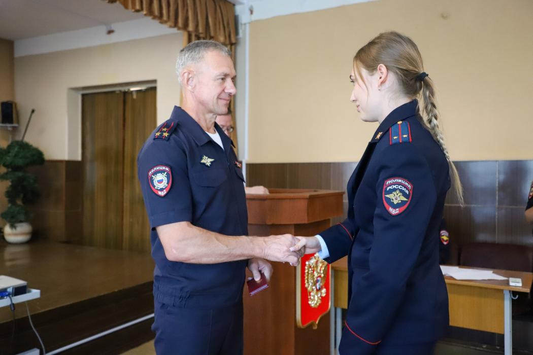 Более 30 выпускников ведомственных вузов пополнили ряды полицейских Псковской области