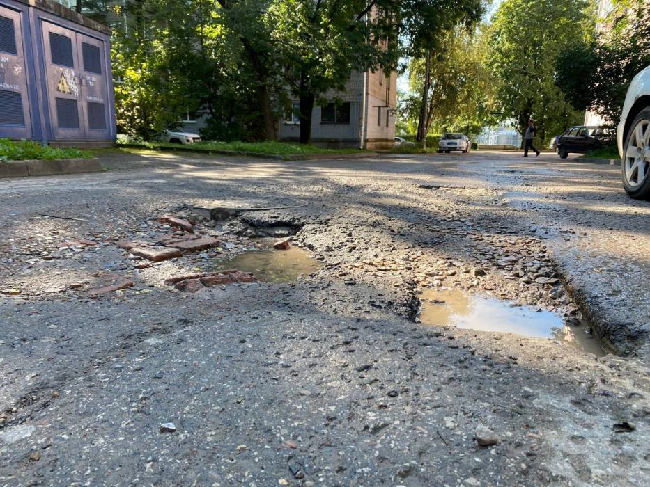 К ремонту дорог вблизи жилых домов приступили на улице Рокоссовского № 30 и № 32