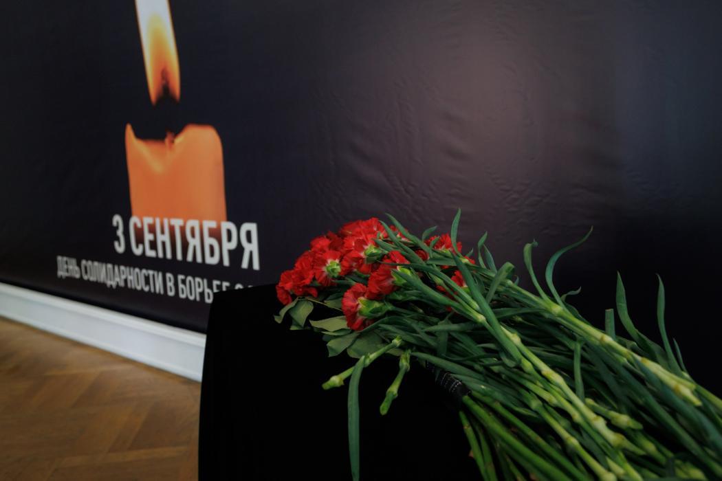 Память жертв Бесланской трагедии почтили в Псковском театре
