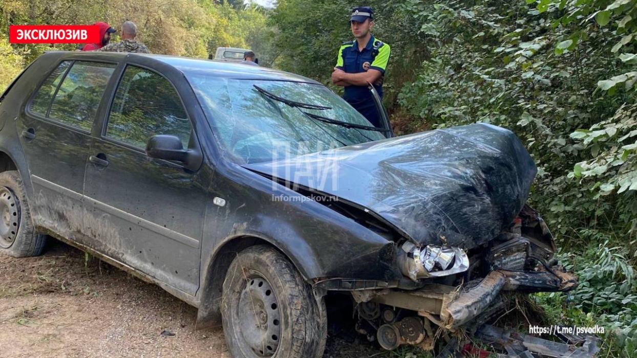 В Себежском районе автомобиль съехал в кювет