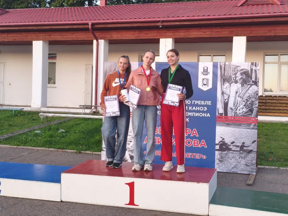 Псковичи выиграли медали чемпионата и первенства Великого Новгорода по гребле на байдарках и каноэ