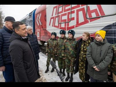 Михаил Ведерников осматривает «Поезд Победы» в Пскове