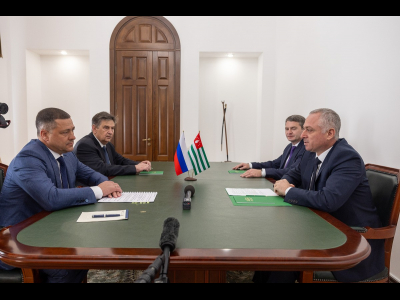 Михаил Ведерников на встрече с президентом Абхазии