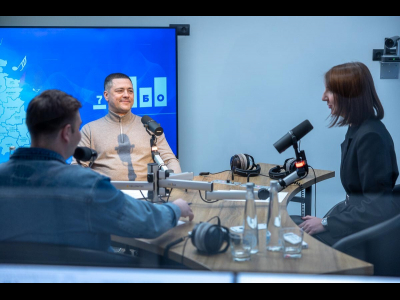 Михаил Ведерников дал старт областному вещанию старейшей псковской радиостанции «7 НЕБО» на всю область