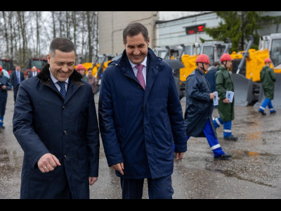 Михаил Ведерников на вручении ключей от новой спецтехники энергетикам Псковской области