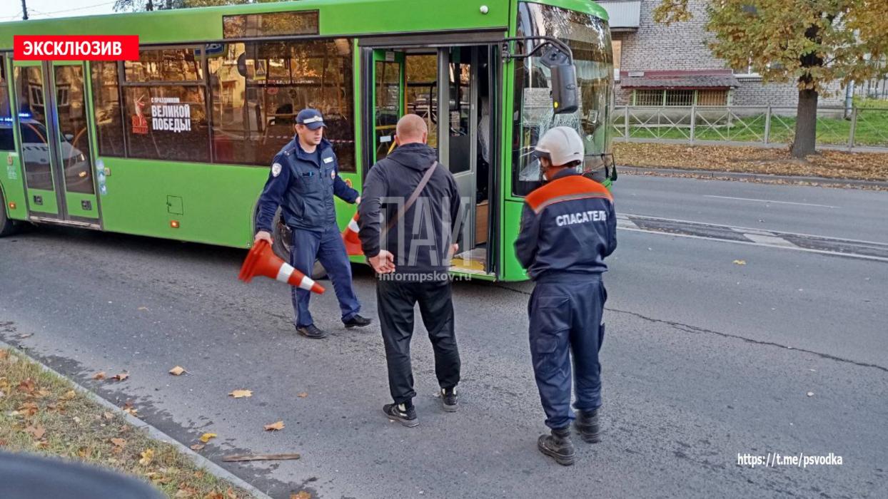 Автобус сбил пешехода в Пскове