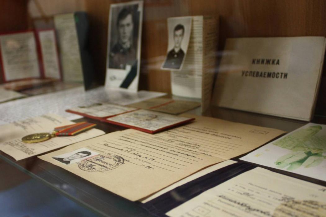 Глава Пскова поздравил естественно-математический лицей с юбилеем и вручил подарки