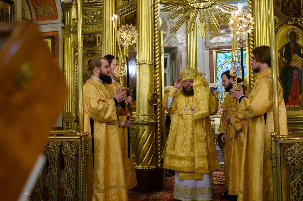 Митрополит Матфей возглавил всенощное бдение в Псково-Печерском монастыре