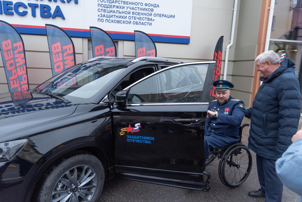 Вручение ключей от новых автомобилей псковским ветеранам СВО