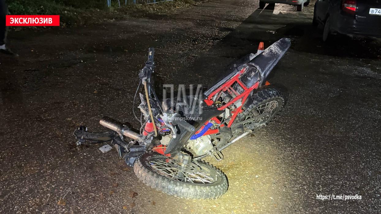 15-летний подросток на питбайке столкнулся с автомобилем в Псковском районе