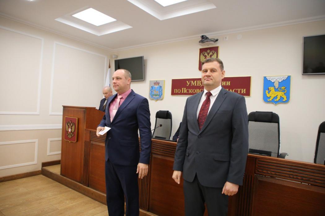 Сотрудников уголовного розыска наградили в Пскове